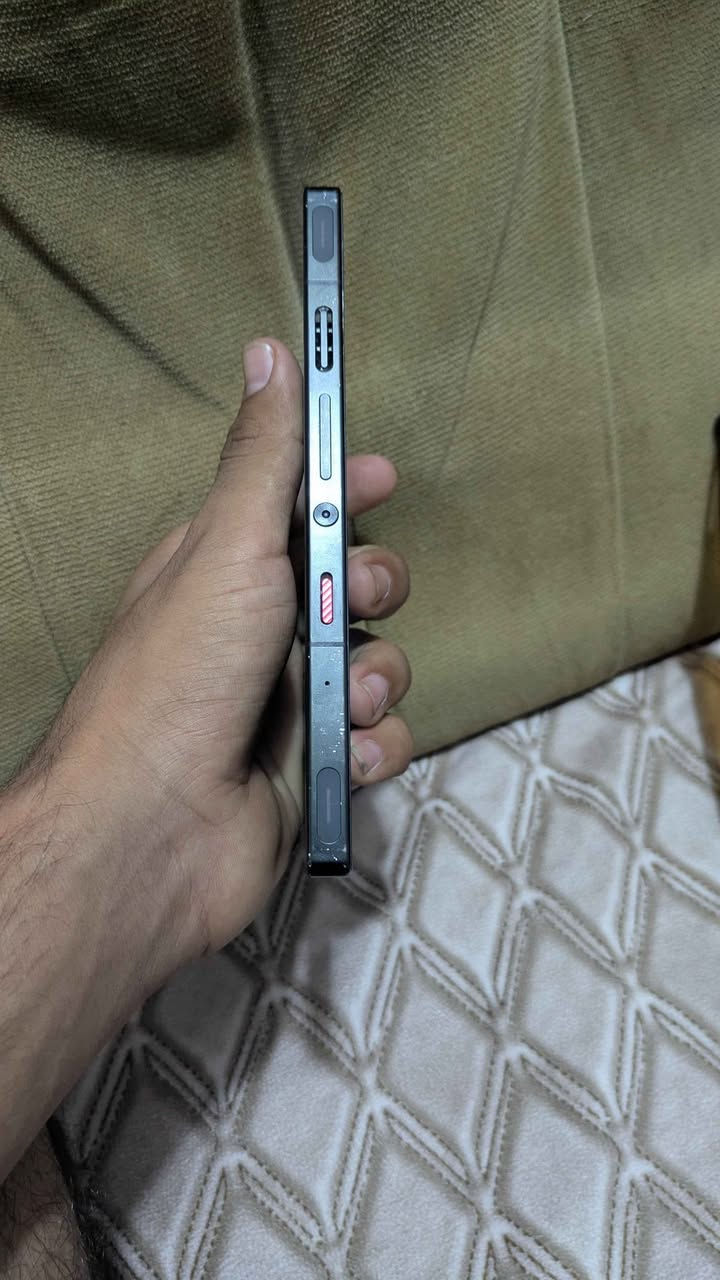 الجهاز مفول و جديد بس بيه فطر بل ضهر و خط فطر بل شاشة مثل ما موضح بل صور الجهاز 
الملحقات 
كڤر 
شاحنه 
كيبل 
و كارتونة 
الجهاز ذاكرتة 256 عشوائية 12+12
التردد 144هرتز 
الجهاز مكفول من عدا الي مبلغ بيهن بغداد, العراق


**إذا كنت صاحب هذا الإعلان وتريد حذفه لأي سبب، رجاءا أرسل رسالة إلى الدعم الفني**