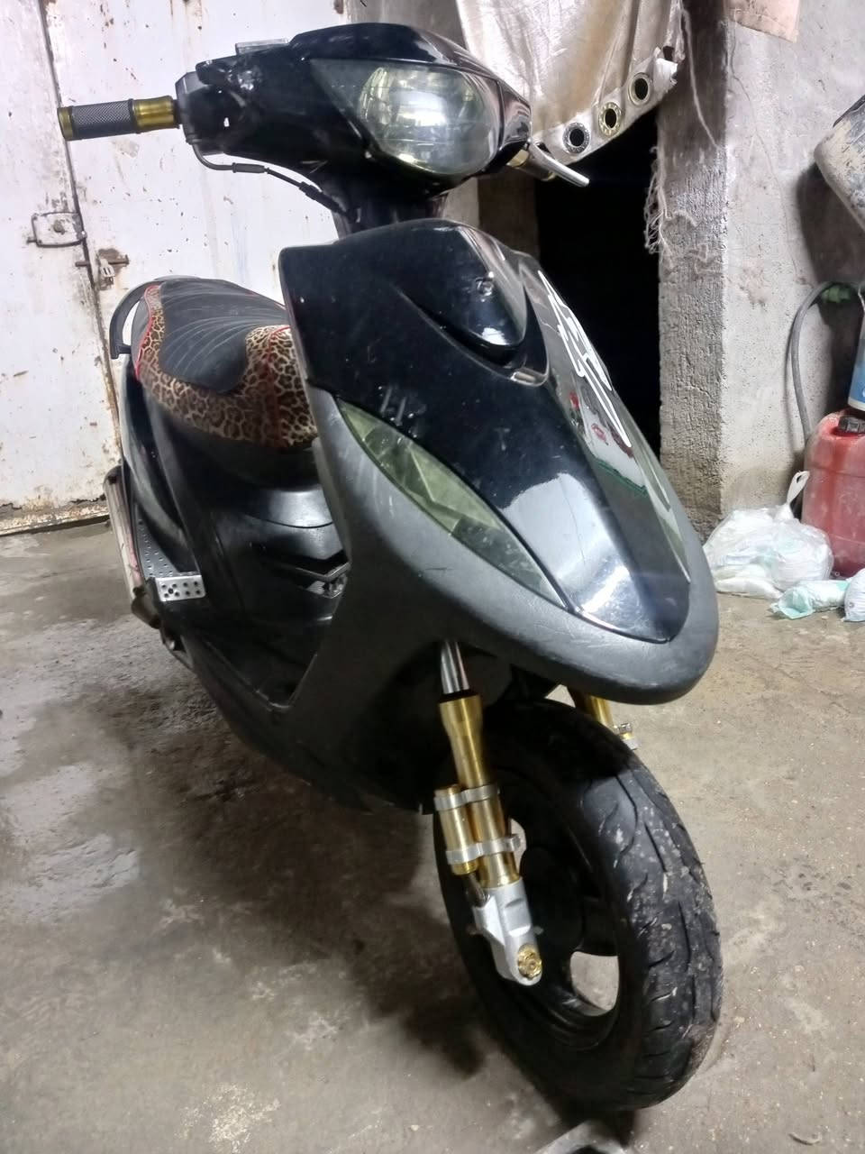 سلام عليكم شباب ماكس عدله. مكينه 55.  ناعمه تخبل لاتنقيص ولز تبخير دراجه نكره سلف.  عوزه قبق هندر.  وباتري.  شغاله دراجه.  كامله. صالنصه بلاديه عليها حالين ونطيك وياها. صالنصه RZ.  رايده 450 وبيه مجال لشراي مكاني بغداد الدوره علوه الرشيد ***********. واتساب.  او تراسلني خاص موجود
