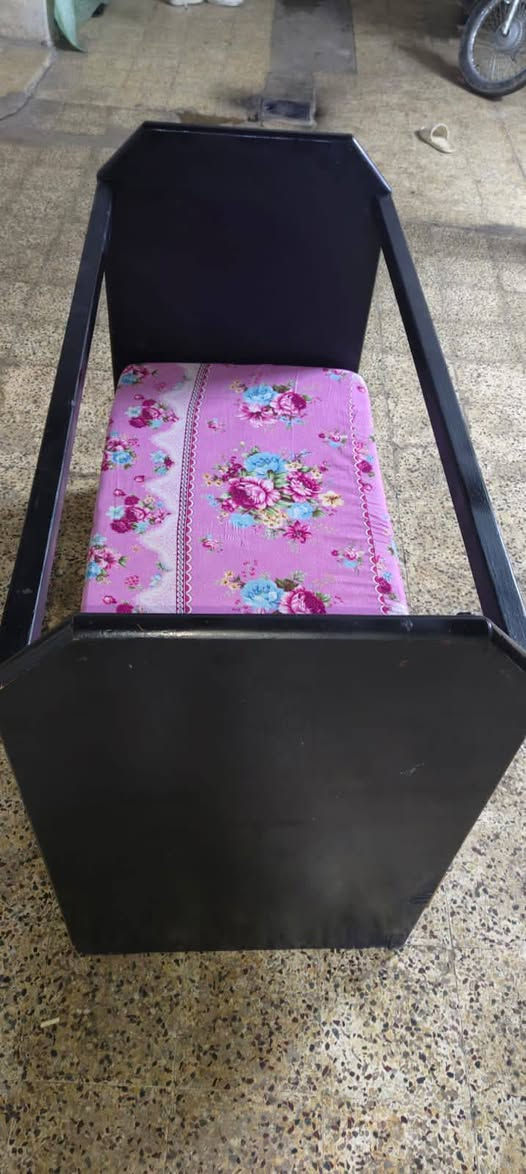 تخت طفل خزن للبيع لون اسود+دوشك طفل
الطول130
العرض60
الارتفاع 100
السعر 40وبي مجال المكان موصل حي عدن
***********
***********
