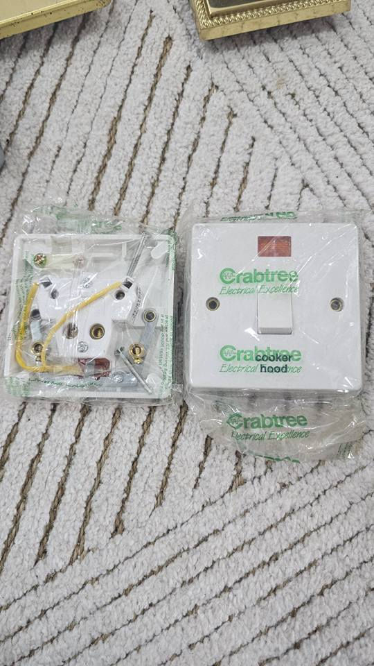 سلام عليكم 
اختار اي شي تريدة السعر جدآ مناسبة للتواصل*********** كل البضاعة انكليزي Åtorp, T
