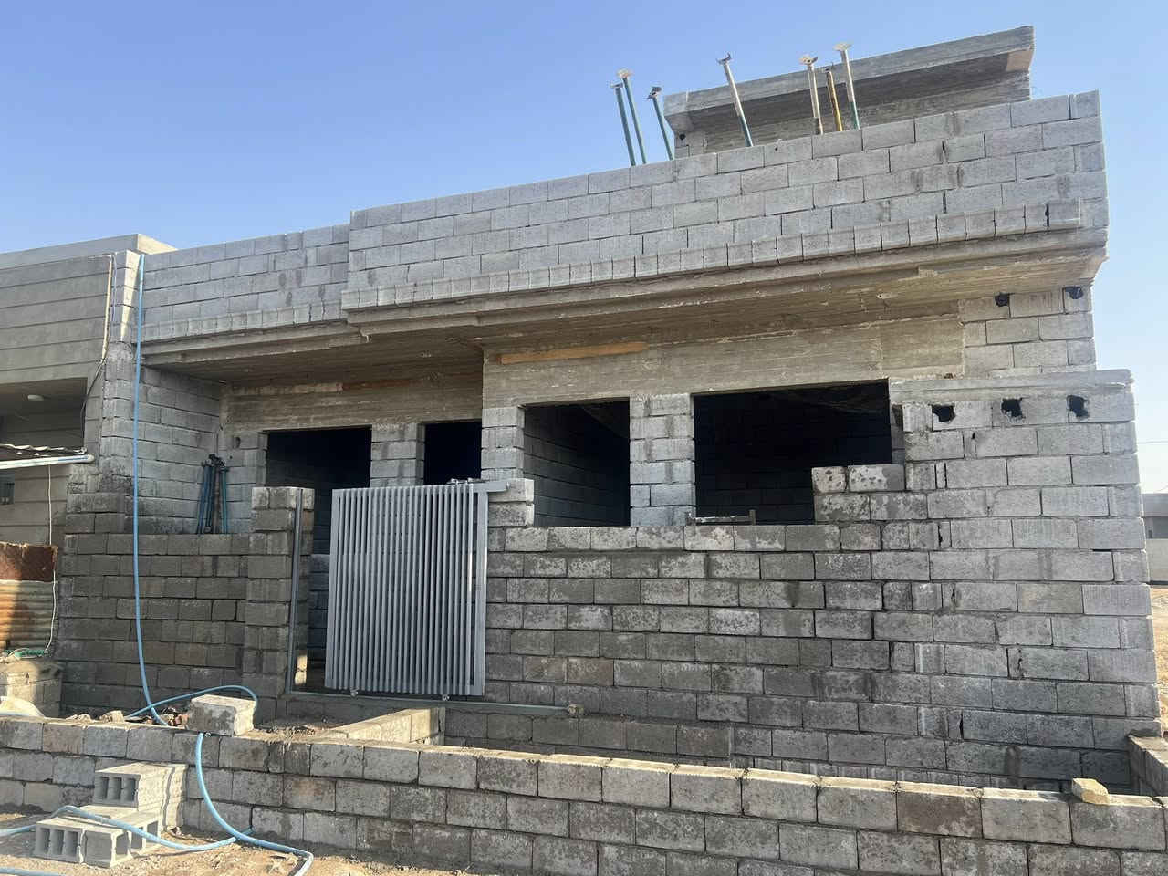 السلام عليكم ورحمه الله وبركاته
هيكل للبيع مساحه 125 متر مربع ركن 

غرفتين نوم *صاله مفتوح ويه مطبخ  +ماء بير مشترك 

عنوان 7 نيسان فرع مغزن كولا 

سعر 22 وبي مجال 

هاتف ***********
