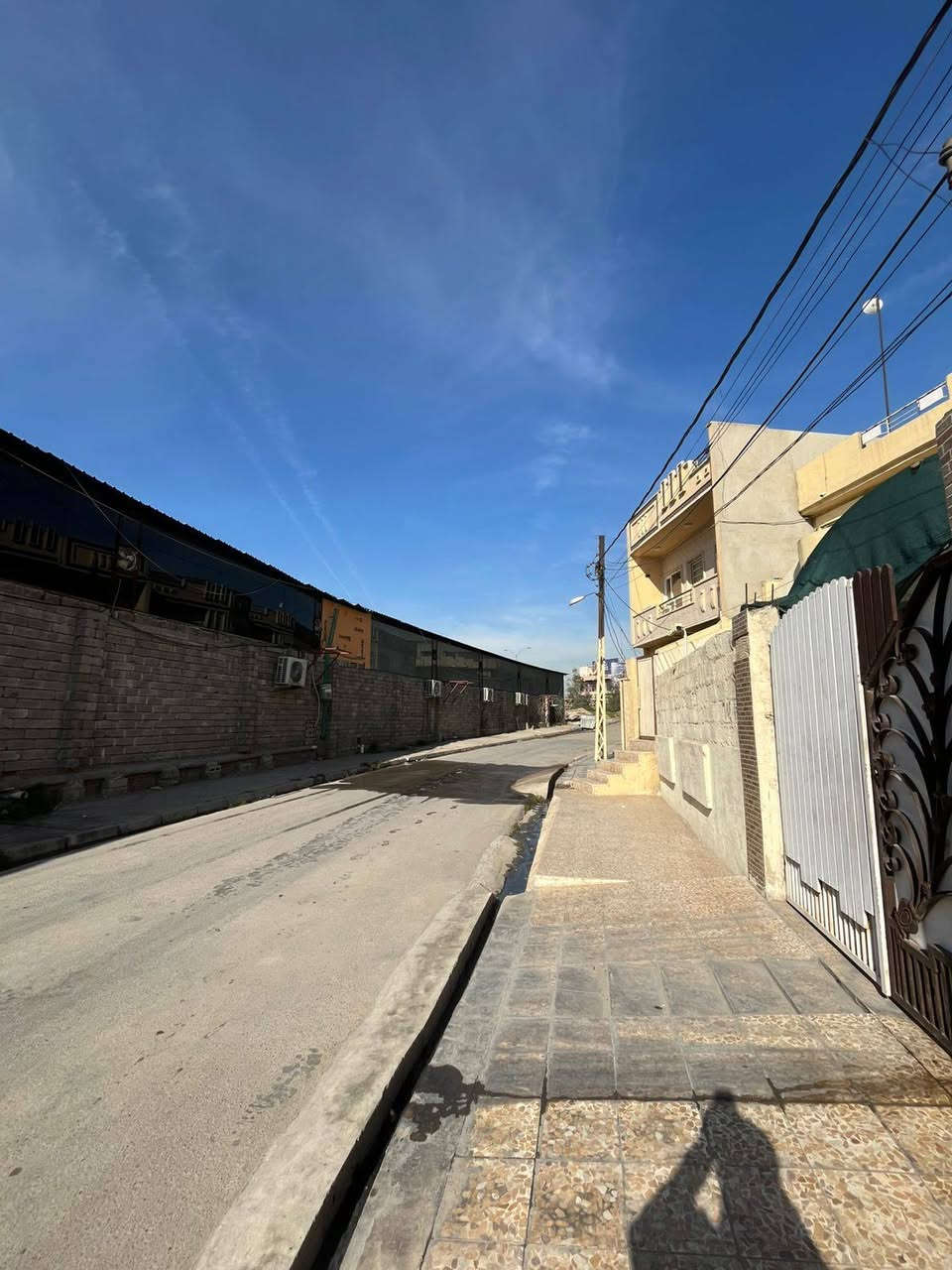 السلام عليكم 
الدار للبيع الموقع حي البكر خلف مطعم بيت جدي بالضبط المساحة ١٨١ متر واجهة ١٠ متر ملك صرف طابو الزهور الشارع عشره متر تواصل على الرقم  ***********
