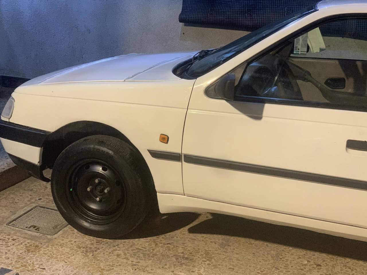 بيجو ٤٠٥ السياره جديده موديل ٢٠١٠ مكفوله من ضربه وتبديل وصبغ ماعدا هلال خلفي مرشوش الباقي كفاله ماشيه قليل مكينه كير حداده كله كفاله تخم تاير تبريد نقص غاز فقط سنويه ٢٨ رقم بصره السعر ٣٥ للاستفسار ***********
