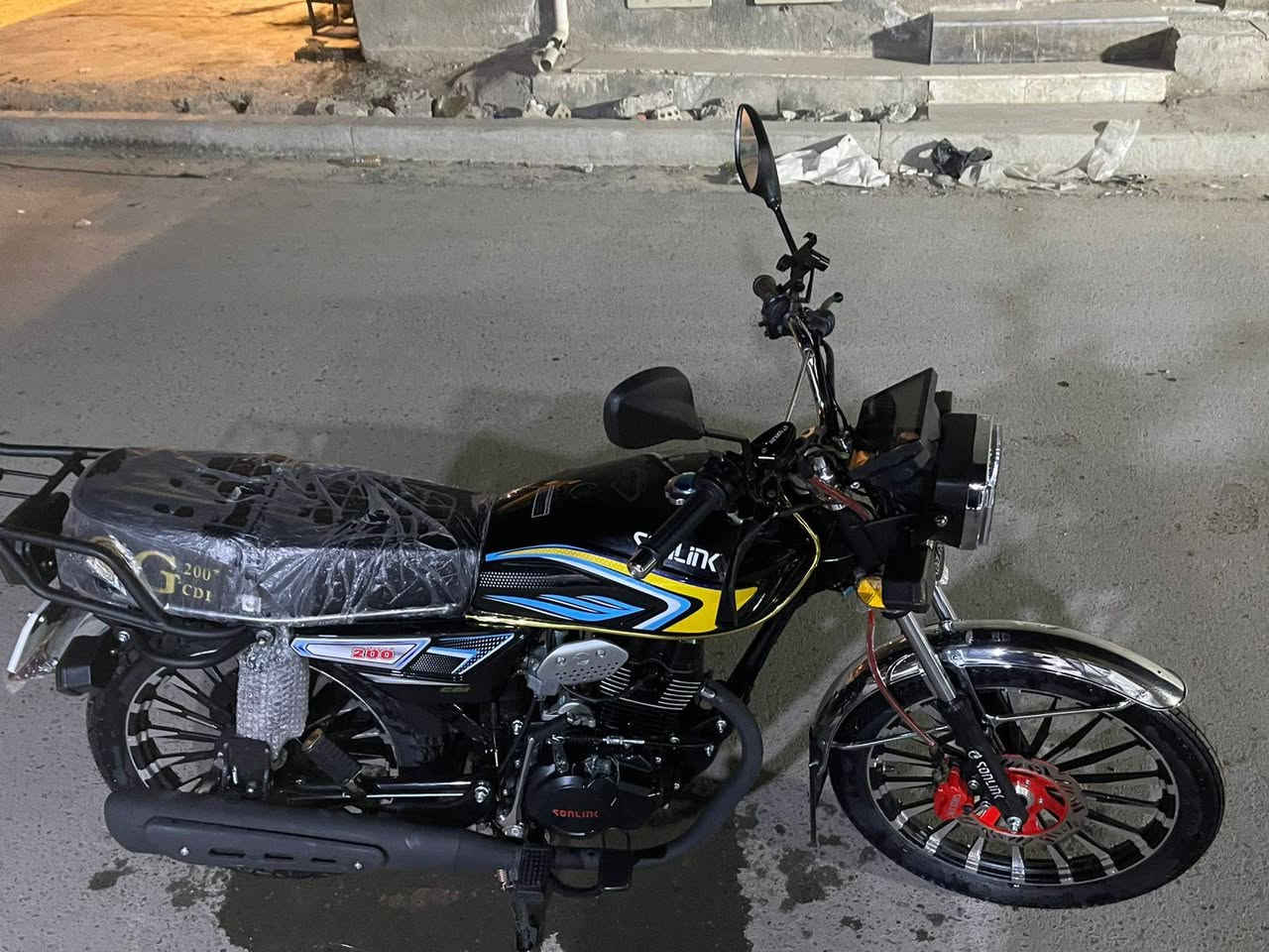 دراجه سافان موديل 2025 
قبل 6 أيام نزلت من الرمبه بعدهي زيرو 
تجي وتفحص بعينك وتشلع عيوني 
دبل بصمه 
دبل سويج 
محرج 200c
دراجه جديده وحق علي 
سعرها مليون و75 
رقم لاتصال /***********
مكاني بغداد زعفرانيه
