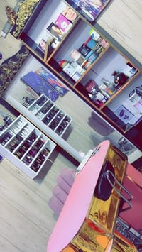 مرحبا موجود صالون متكامل مع المواد كامله رفوف ومرايات وكراسي عدد ٣ ستو...