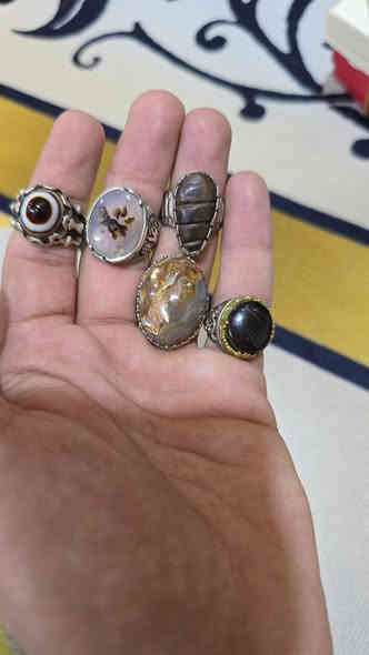 كلهن اصليات وصياغات يدوية وبيهن قديم مالت جناي كل محبس وسعره  مكاني نجف ***********
