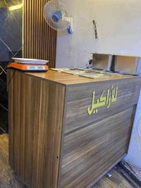 للبيع ميز ورفوف مستعمل كلش نظيف ٠٧٧٠٨٣١٧٣٦٨