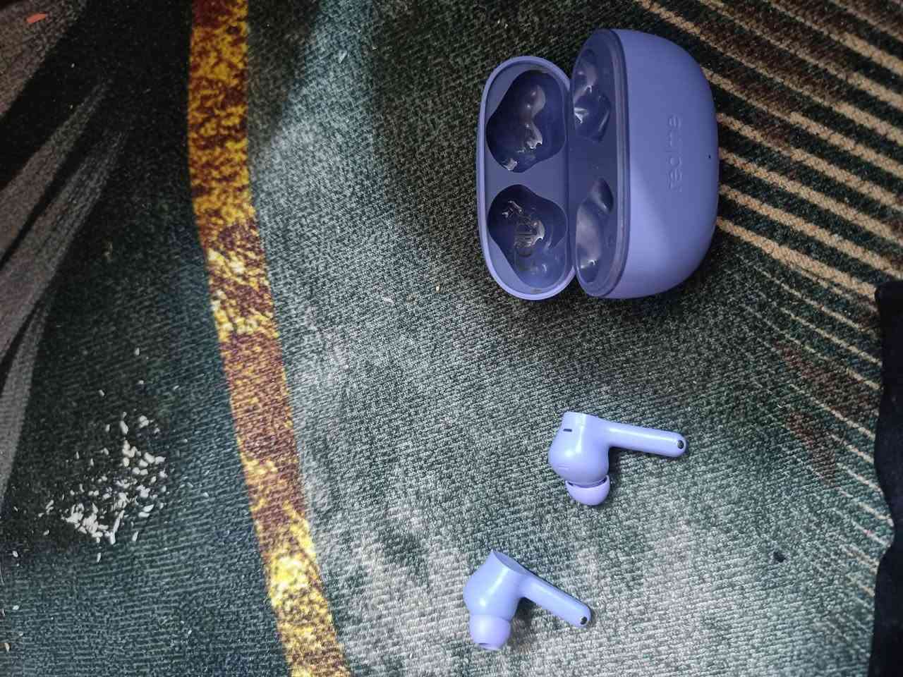 سماعات للبيع دبل عازل 
تحكم رمز بها 
السعر 35 وبيهن مجال بسيط 
***********
موجود واتساب ورصيد
