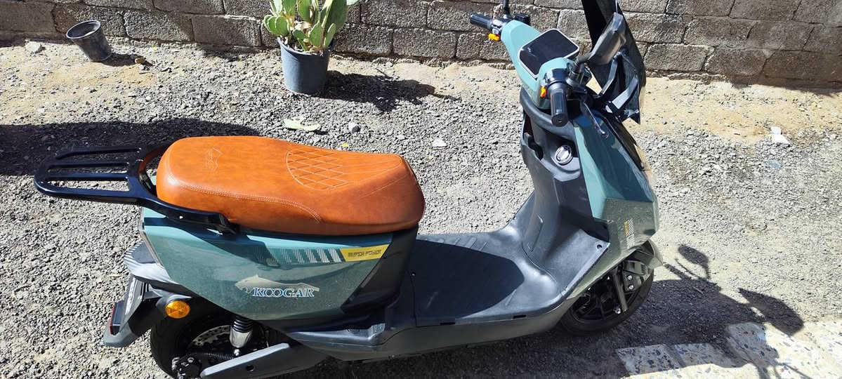 KOOGAR 
السلام عليكم 
دراجه شحن KOOGAR 
6 بطاريات
بيها 3 مستويات من السرعه 
بطاريات بحاله ممتازه 
سرعه الحقيقه 77الى 80
دراجه جديده جدا 
مكاني بغداد قرب مرور تاجيات 
السعر 700 وبي مجال 
رقم ***********
