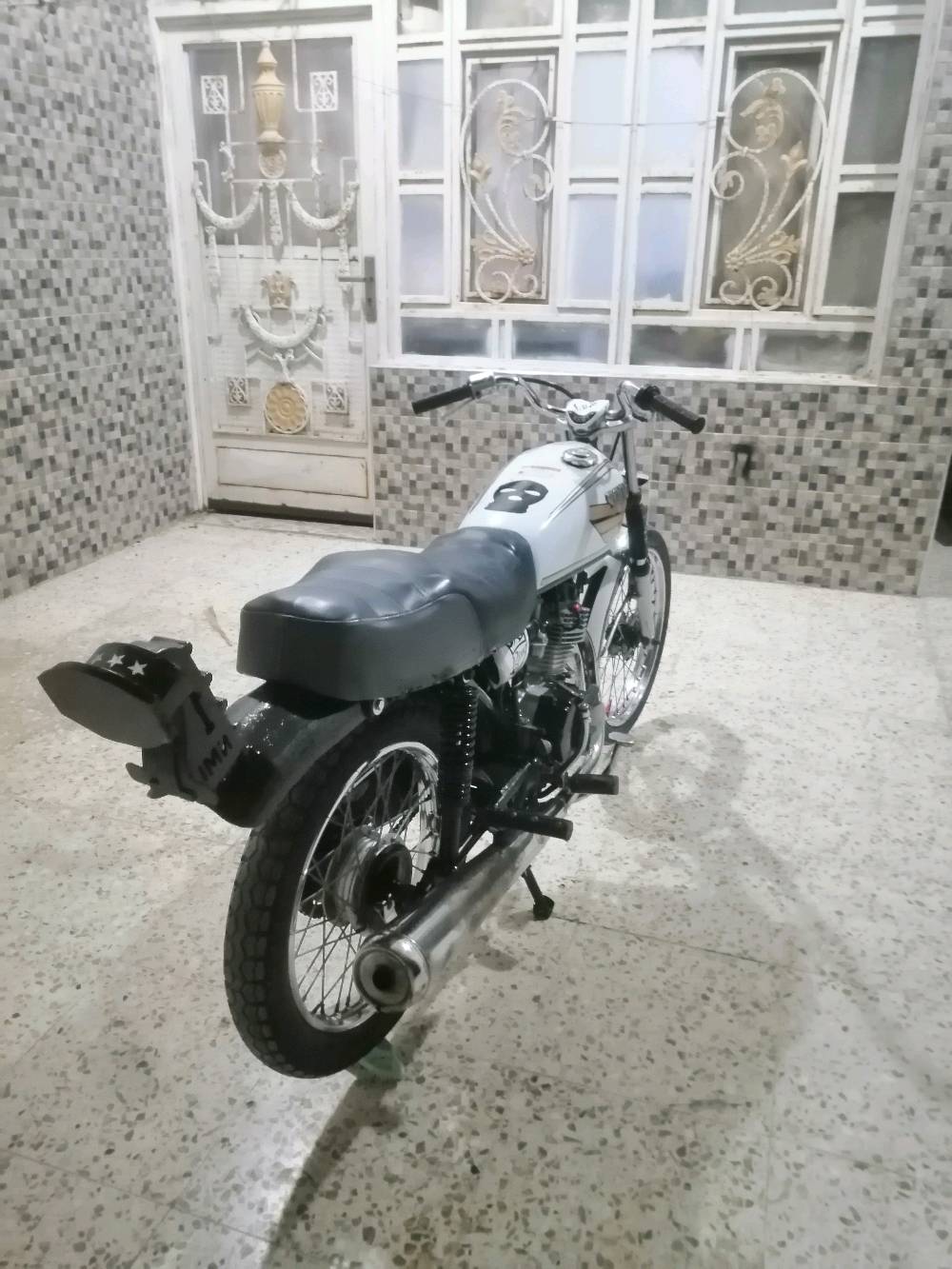 دراجة نارية دايون بحالة ممتازة، بيضاء اللون مع تصميم أنيق للمقعد. مثالية للتنقل داخل المدينة، وقوية في الأداء. السعر معقول وقابل للتفاوض.