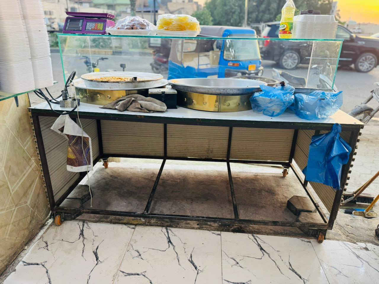 ميز حلويات مع غراض داطلي للبيع للتواصل ***********
