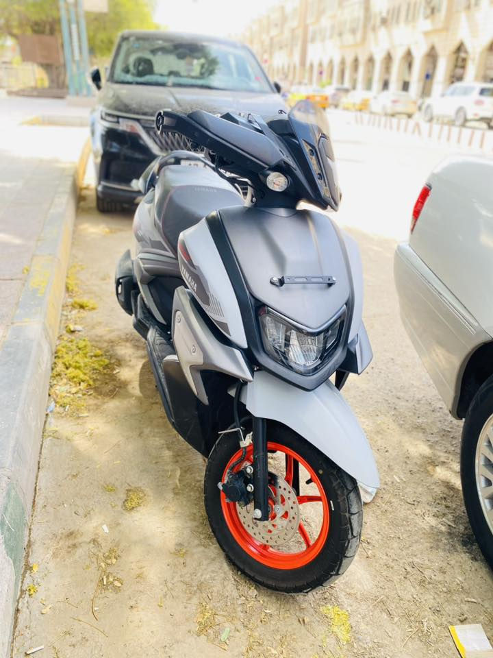 سلام عليكم زت ار 23
نضيفه بدون اوراق فقط مكاتبه 
سعرها 1900 قفل دراجه ناعمه وحلوه 
***********
