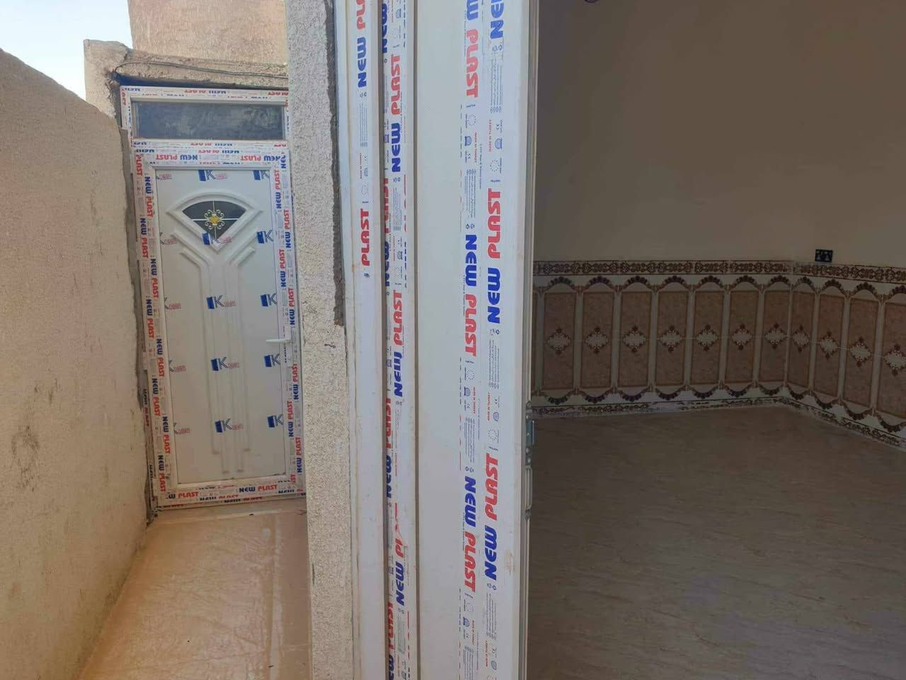 السلام عليكم للبيع بيت المساحه 100 متر طابقين بناء حديث يحتوي علئ غرفتين وحده فوك وحده جوه وصاله فوك وصاله جوه وحمامات فوك وجوه اتصل ***********
