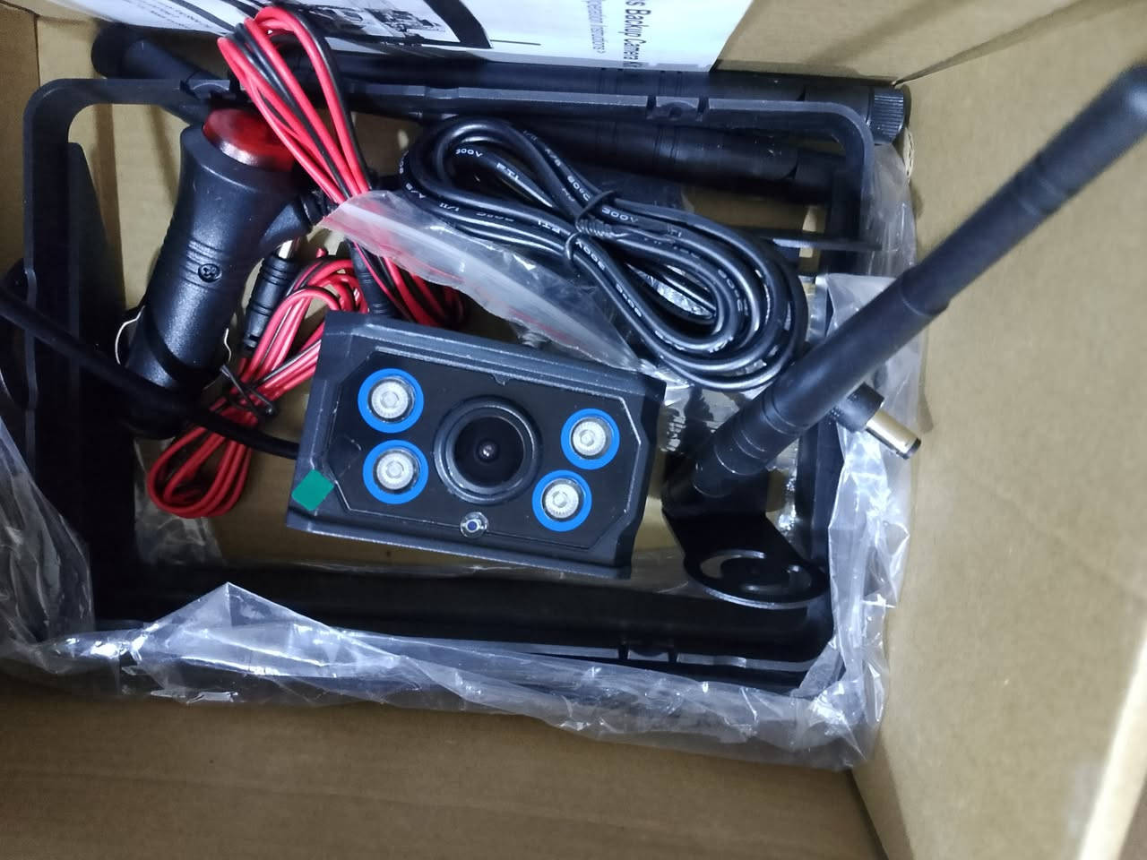 مجموعة كاميرا وشاشة احتياطية للمركبات (BACK UP CAMERA & MONITOR KITS). 
تُستخدم هذه المجموعات لتحسين الرؤية الخلفية عند الرجوع بالسيارة إلى الخلف، وغالباً ما تتضمن الميزات التالية: 
الكاميرا: تكون مقاومة للماء (IP68 أو IP69K) وغالباً ما تحتوي على زاوية رؤية واسعة (170 درجة) ورؤية ليلية بالأشعة تحت الحمراء.

***********
