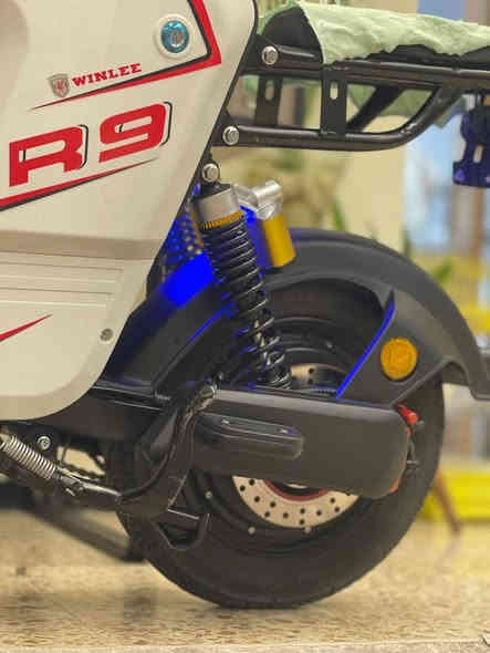 **"السلام عليكم…
معروض عندي R9 شحن، نظيفة فول أورجنال وما صارلها غير شهر من مشتريها، استعمال خفيف ومحافظ عليها.

المواصفات:
– شحن قوي يوصل لمسافات طويلة بدون ضعف
– بطارية عمرها 100% وما مبدّلة
– محرك ناعم وما بيه أي تهريب أو صوت
– گيراته ثابتة وما تلعب
– ليتات LED قوية جداً بالليل
– شاشة رقمية بكل المعلومات (أمبير، سرعة، شحن)
– بريك أمامي وخلفي رياضي ومشطوبة حديث
– هيكل نضيف بدون صبغ، بدون طحات أو آثار استعمال
– إطارات جديدة نقشتها واضحة
– السروج ناعم ومريح
– السلف سريع ويشتغل من أول ضغطة
– أسلاكها جديدة وما مقطوعة
– كل الكهربائيات شغالة 100%

السعر 475 وبيها مجال بسيط للجادّ بس.
الدراجة جاهزة للكشف والتجربة، واللي يريد يشوفها يتواصل وياي."**
مع نظام بلوتوث وصوت عالي جدا
مكان بغداد الكرخ الأولى (مجمع الصالحية او 28 نسيان) قرب الحزب الكوردستاني الاتصال على الرقم ***********
