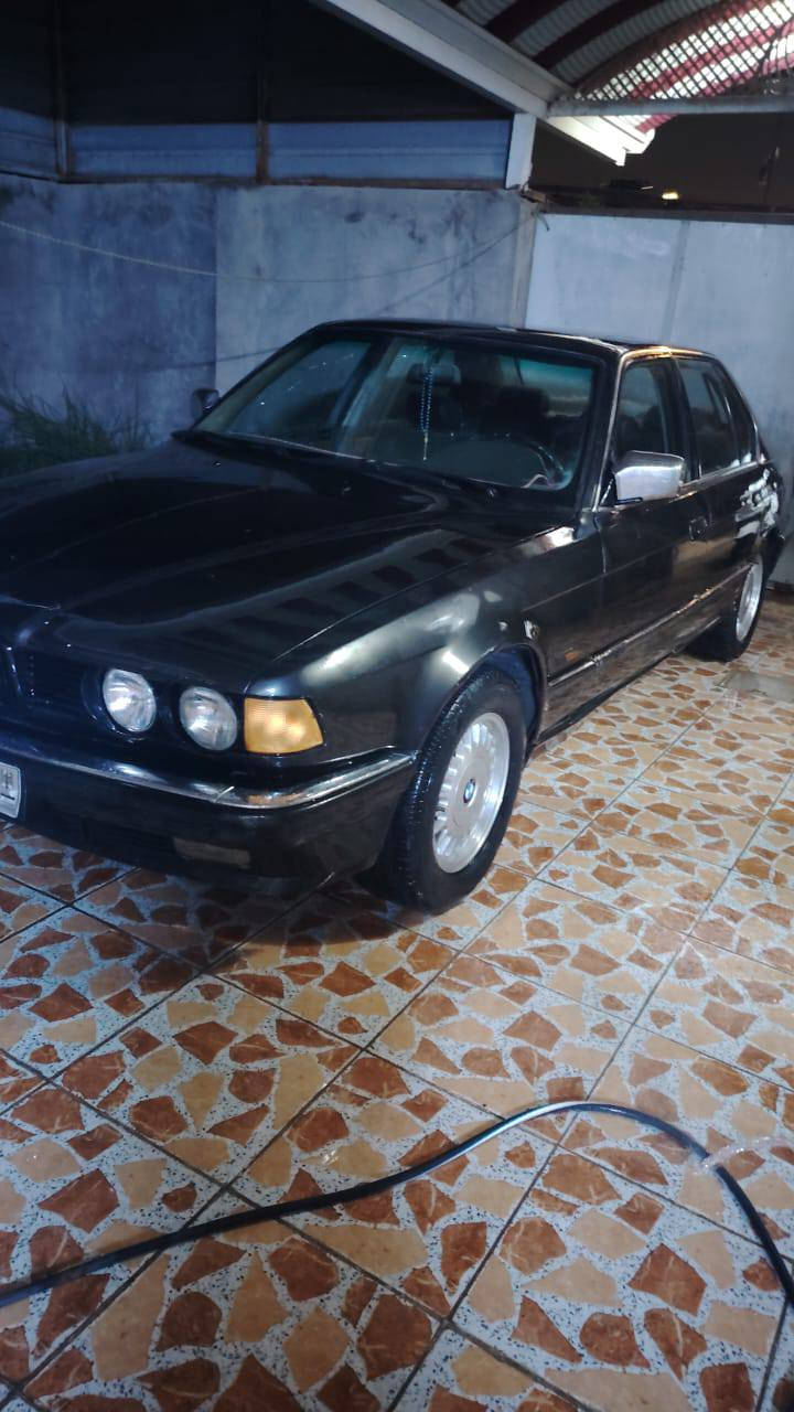 السلام عليكم بي ام دبليو 750 اصل مكينه 735  مصبوغه احزام جماليه مكينة وكير وكسل كفاله عامه السياره جاهزه من كلشي تحويل ثاني يوم السعر 45وبيه مجال مكاني حله حي الجزائر ***********
