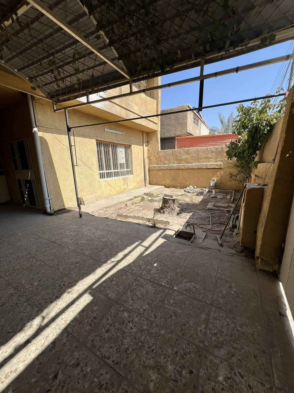 السلام عليكم بيت مساحه 200 متر الايجار 4 غرفه نوم واستبقال ومطبخ وخدمات فوك وجوه ابودشير شارع الضغط قرب حسينه الكلاظمين يجار 600
***********
