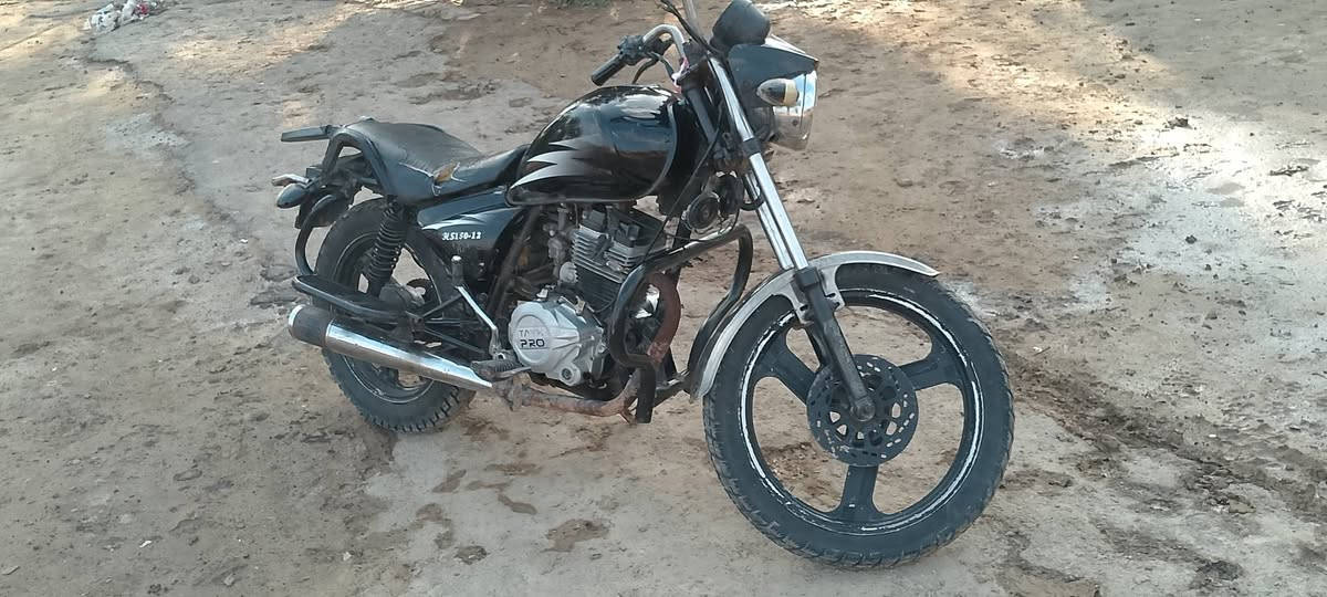 السلام عليكم دراجه للبيع بدون اوراق مكفوله من السرقه دراجه حلوه نضيفه كهربايات كله  اشاير + لايت + لايت عالي مكان واسط العزيزيه السعر 350 وبيها مجال الاستفسار الهاتف ***********
