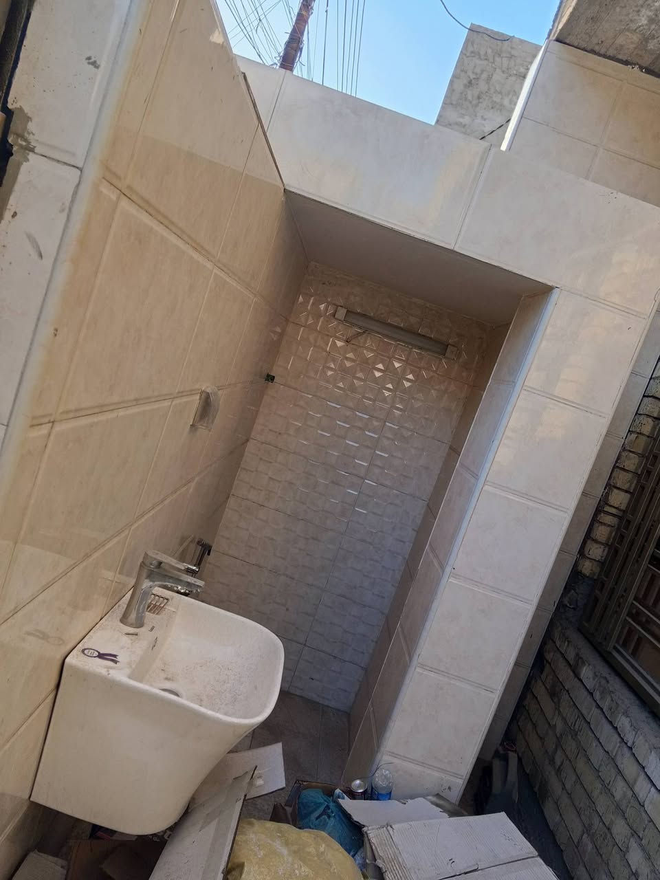 السلام عليكم بيت بناء حديث 100 متر مقاطعة 2/9  البيت متروك مامسكون بي احد البيت بي نقص باب و هوائية حمامات عدد 3 ومحجر درج بس هذا النقص توجد مع البيت تانكي ماء عدد 2 وكيزر وماطور ماء هدية البيت 
*********** هذا رقم لي يحب شوف البيت
