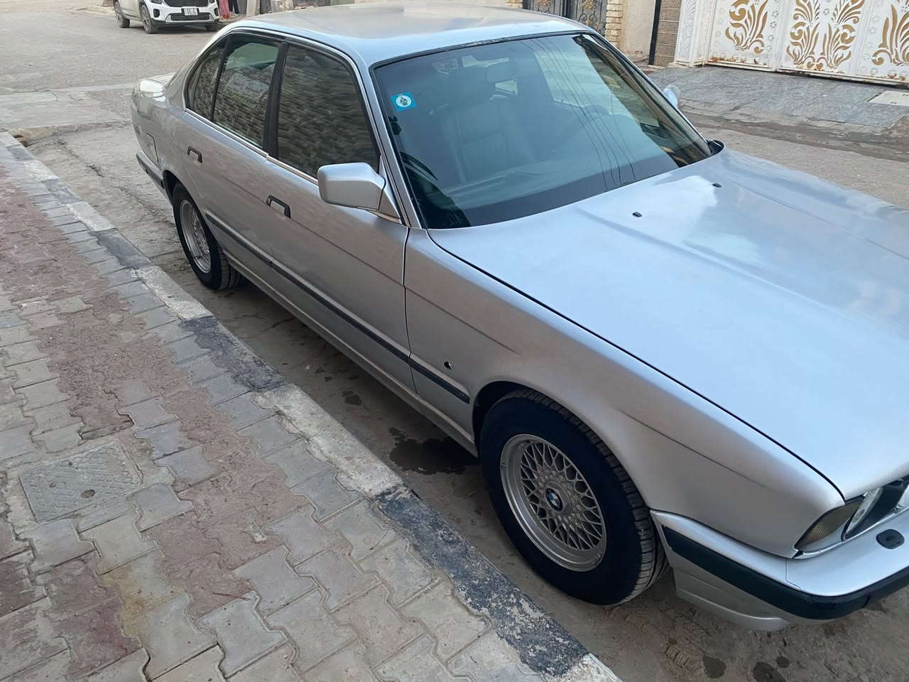 السلام عليكم 
للبيع BMW
موديل1992
محرك مسكر عدل كبس 
525
كير اوتماتيك 
كشنات جلد 
بدون ضربه
كهربائيات شغاله 
صبغ عام جماليه
ويل كب خليه
رقم انكليزي بأسمي تحويل ثاني يوم 
تبريد شغال
مكان السياره ميسان 
السعر 55 وبيهة مجال 
للتواصل ***********
