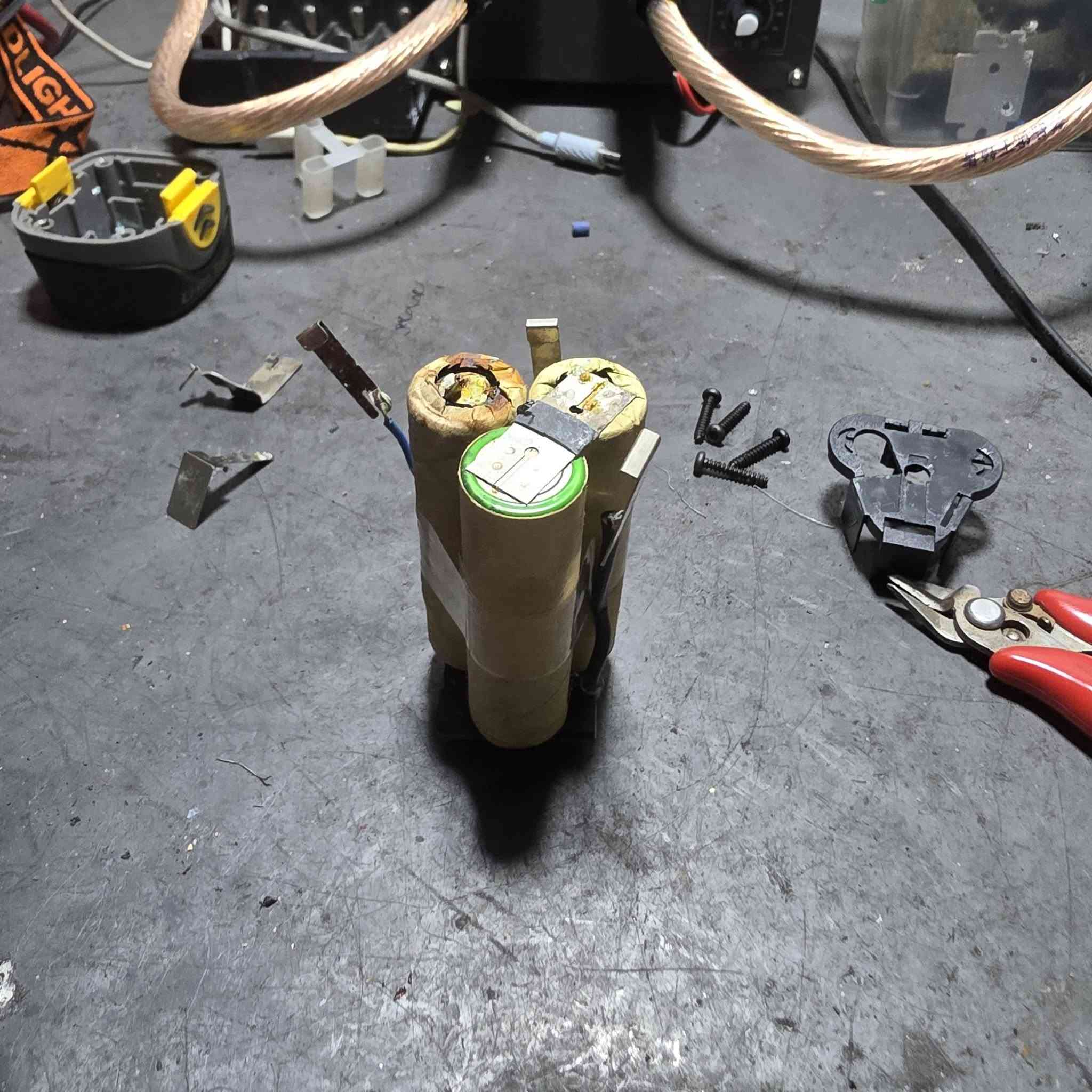 السلام عليكم من رخصه الادمن المحترم  تم تبديل خاليه بطاريه ١٢ فولت ١٨٠٠ ملي امبير  وكارت البي ام اس  للاسنفسار مراسله السفحه او واتس اب 
***********
