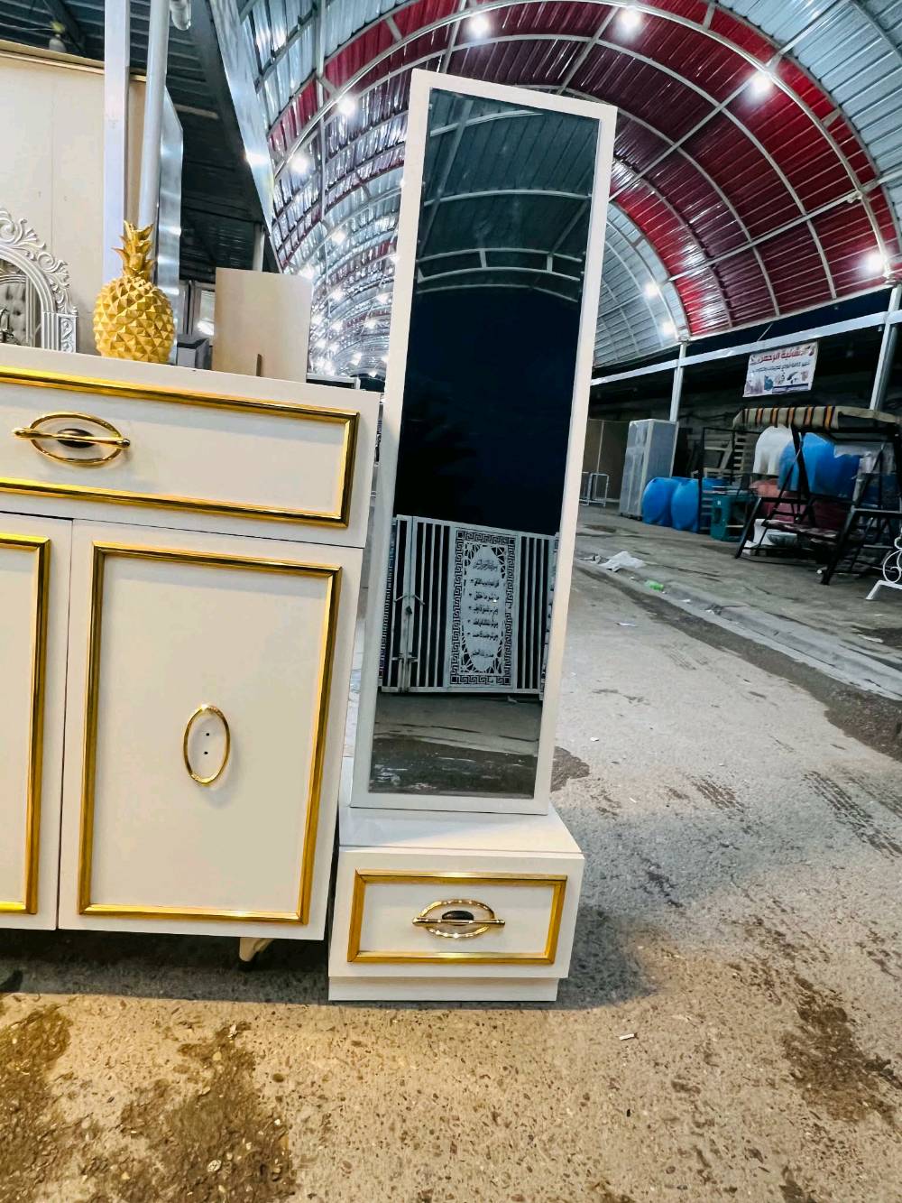 غرفة نوم أنيقة ومتميزة بلون أبيض ذهبي تضيف لمسة من الفخامة على أي منزل. تتضمن خزانة ملابس واسعة مع مرايا عاكسة وتصميمات زخرفية مميزة. مثالية لاستكمال ديكور غرفة نومك بجمال ورونق مثاليين.

المجموعة تتضمن:
- خزانة ملابس كبيرة
- تسريحة مع مرآة
- كومود مع درجين

هذه الغرفة مصنوعة من مواد عالية الجودة لضمان المتانة والاستخدام طويل الأمد.