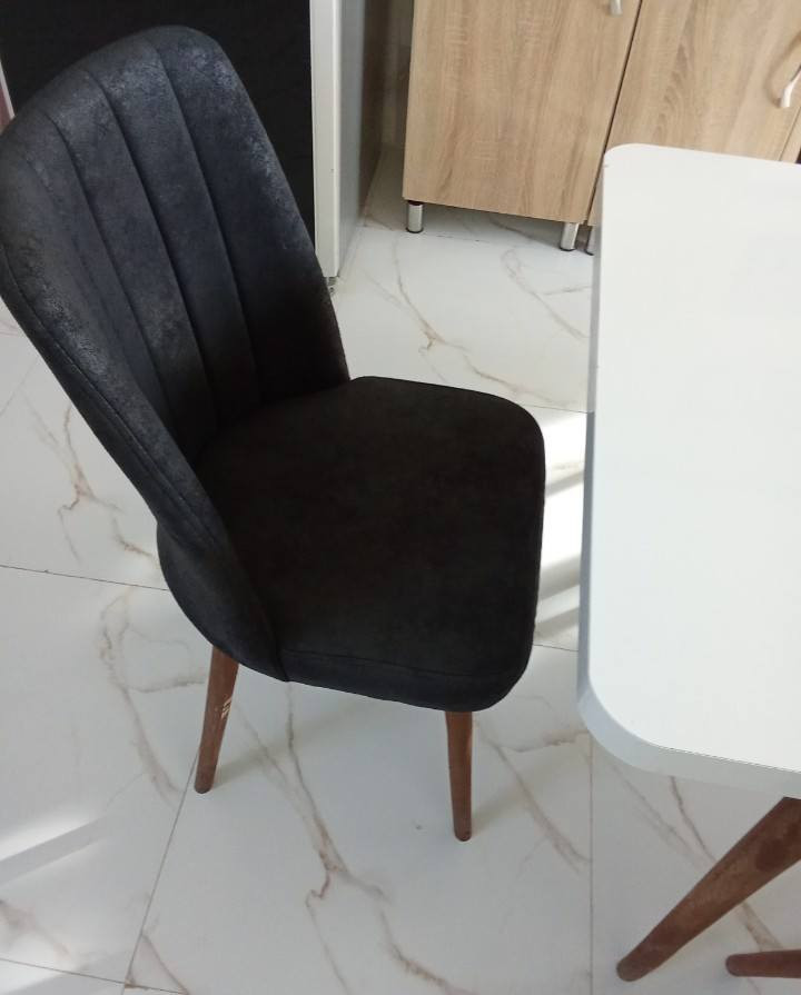 للبيع ميز طعام مع 6 كراسي يتكبر و يصغر نظيف السعر 180 الف اتصال على الرقم *********** 
كركوك شوراو
