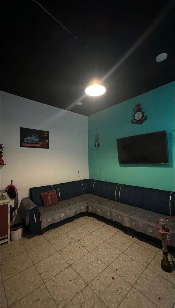 لسلام عليكم قاعه العاب لبيع نزالها بلطول ومن جوه مربعه وبيها كعده جوه كلش تخبل مشاهده مبارات ونراكيل وبيه مطبخ صغير ايجارها 300 
وكهرباء 50 يعني تعزل يوميه 12 الف القاعه شغاله خير من الله (موقع الامين الثانيه الفلكه المشجره )
تجي شوفه وبيك خير ودلل اني ماكدر اديره لن ماعرف بيه سعره 7 ونص وبيه مجال ***********
