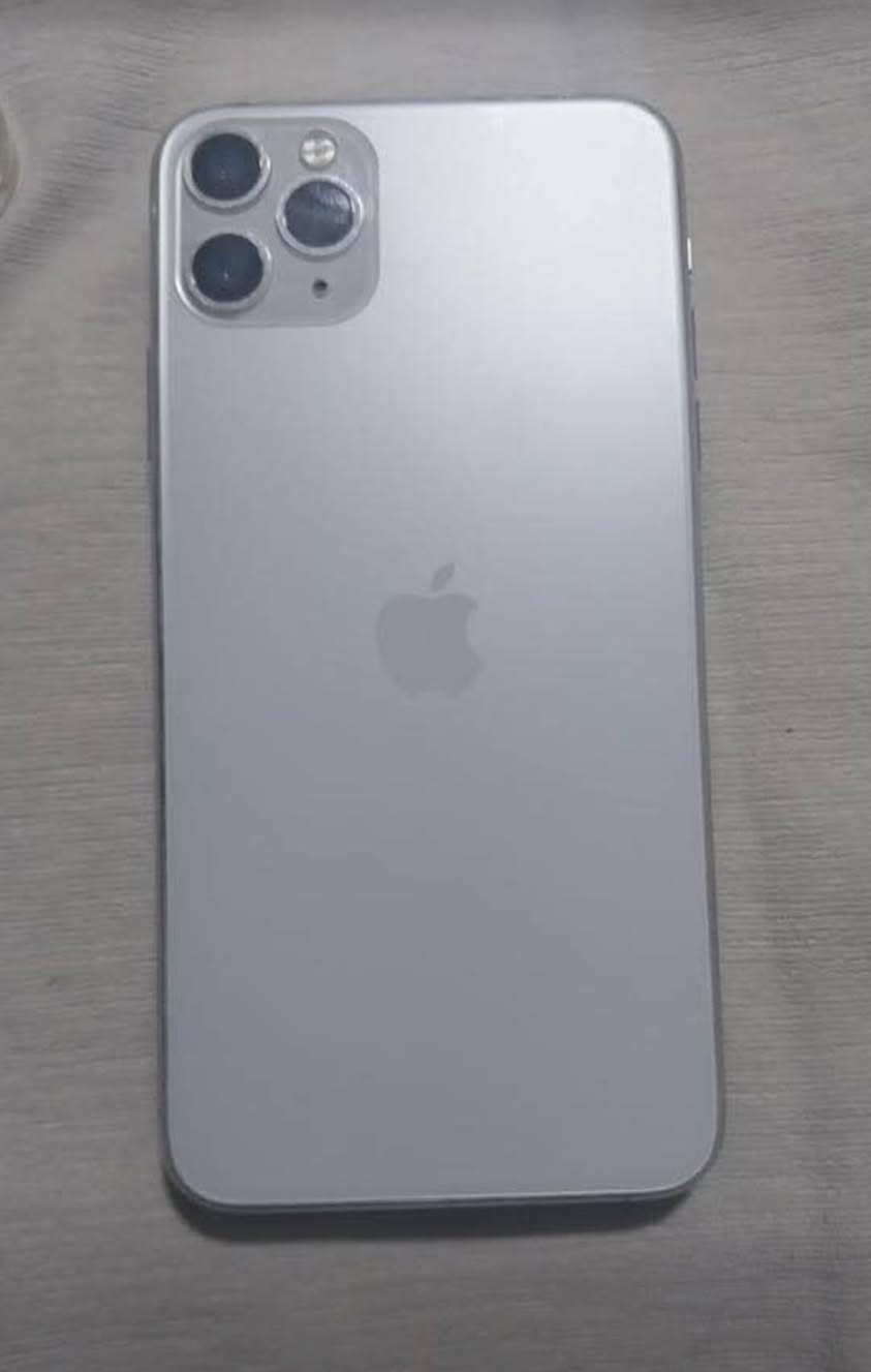 ايفون 11برو ماكس جهاز نضيف ذاكره 64بطاريه مستبدله فيس ايدي شغالات
جهاز نضيف 
عنواني ديالى بعقوبه 
سعر 300وبي مجالل قليل 
***********
واتساب او اتصال
