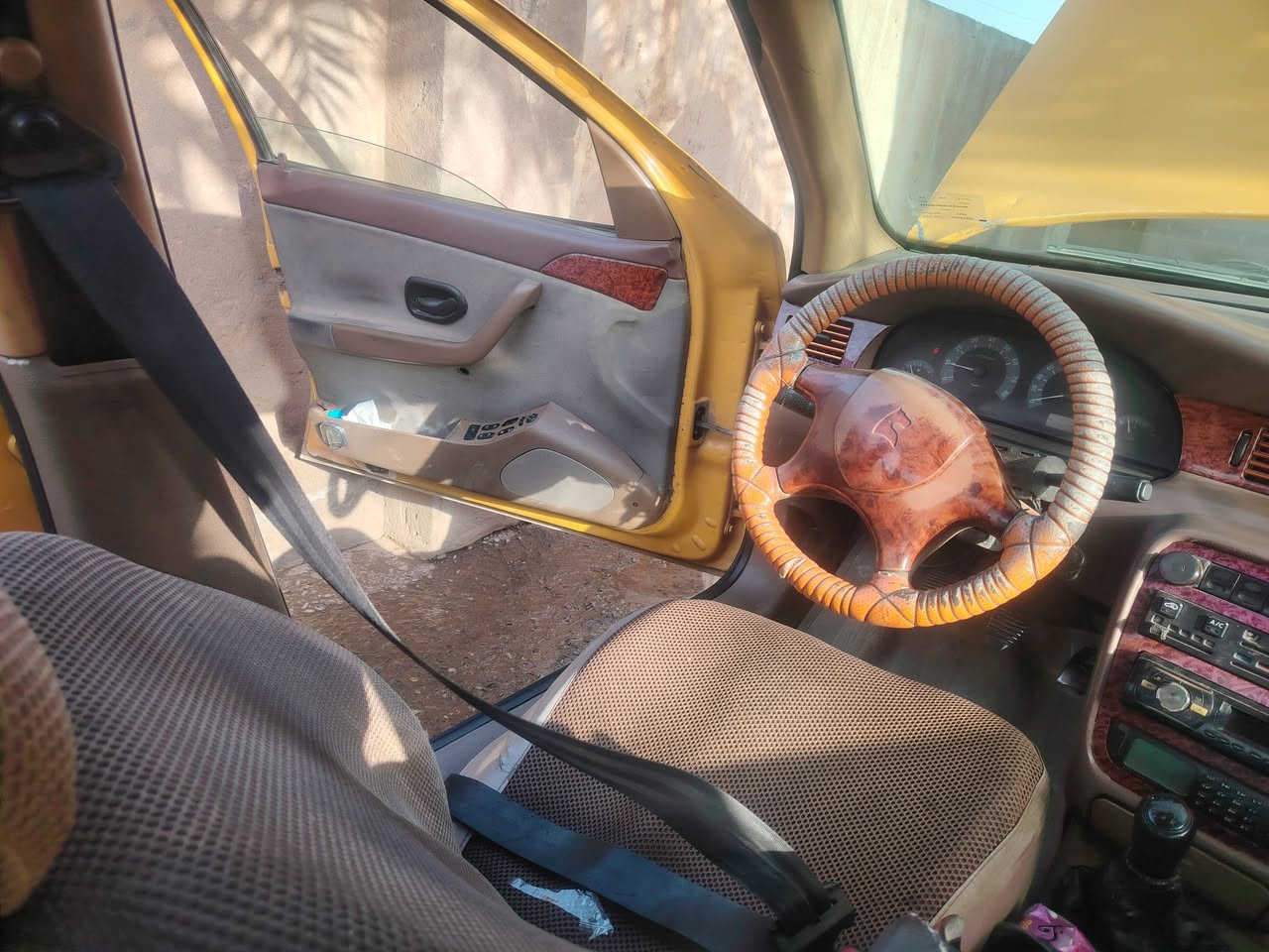 سلام عليكم سيارة سمند موديل ١١ حلوه للبيع سياره بسمي سنويه ٣١ هيه غرامات كله مصفره تاير جديد باتري جديد كهربايات كله شغاله لايت ابيض تريد تحويل تريد وكاله سنتر لوك تبريد شغال سعر ٣١ بي مجال رقم هاتف *********** مكاني حمرين
