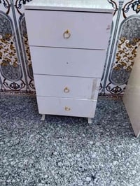 غرفة • كنتور • خزانة • دولاب ملابس • زجاج مكسور • خزانة ملابس