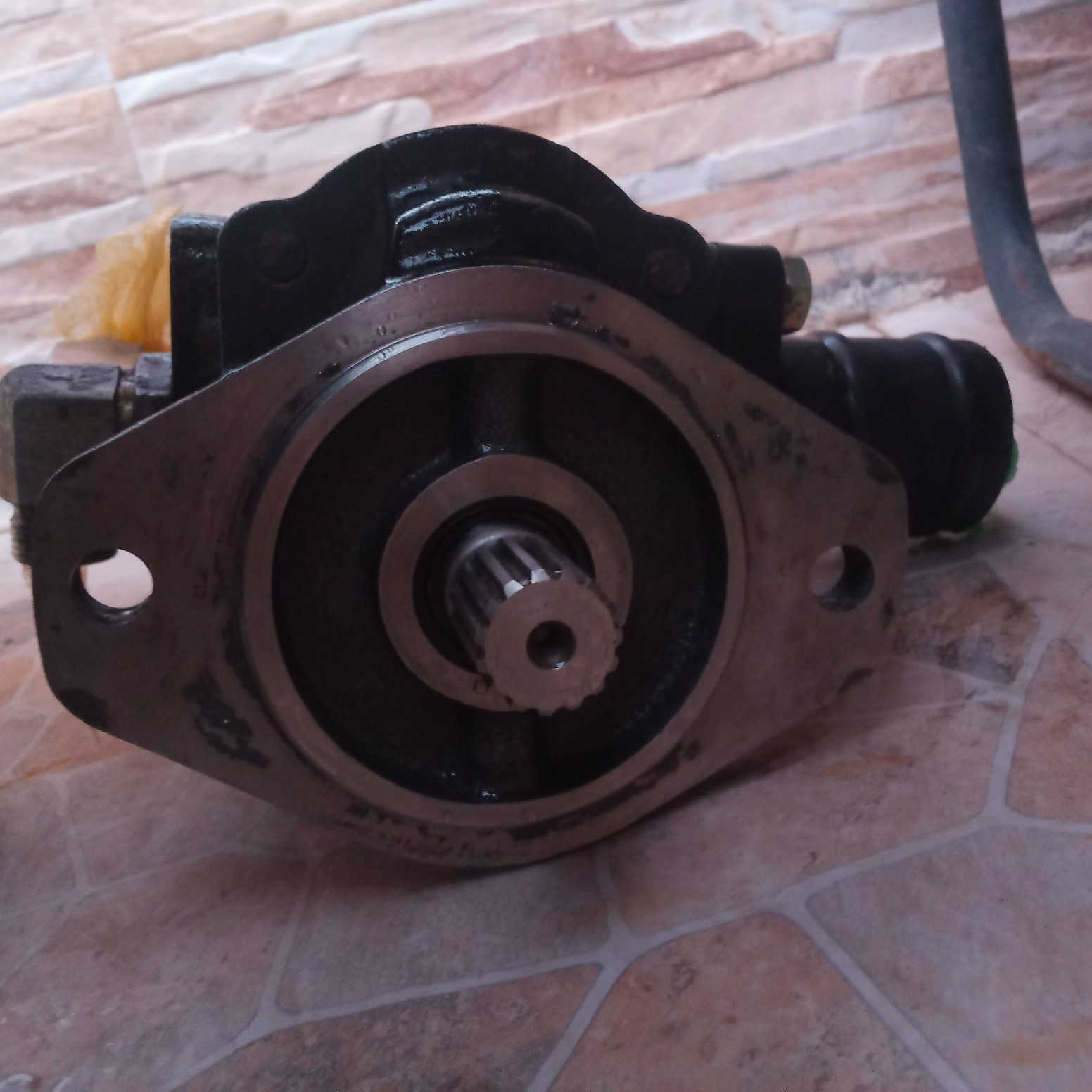 سلام عليكم...(للبيع) مضخة جي سي بي اصلي الماني 
سعر 10 اوراق 
رقم هاتف ***********
