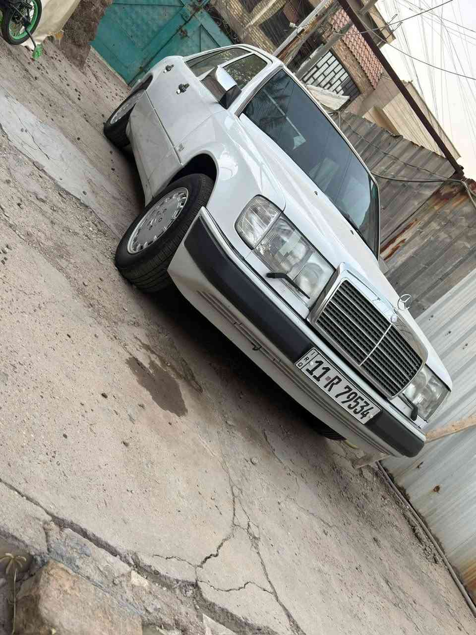 مارسدس دب 92
كير ومكينه بلادي عنكبوت 
التبريد شغال 
السياره حلوه قواعد الدبلات سليمه 
رقم انكليزي 
بااسمي تحويل ثاني يوم 
مكان السياره بغداد البنوك او حي اور 
السعر 75  
***********
