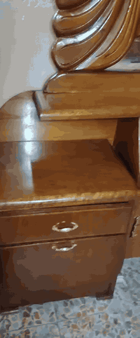 الغرفه للبيع السعر 650الف وبيها مجال الغرفه فصال وخشبها من هذا الثقيل ...