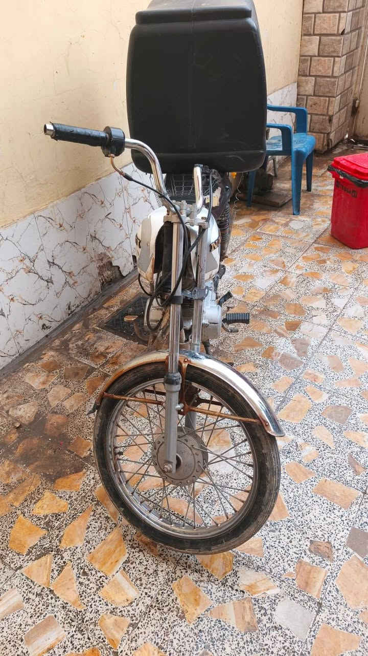 سلام عليكم دراجه إيران ما مغسولة 😅 ادوات ادوات 
سعرها 300 وبيها مجال قليل 
عنوان بصرة حي الاصدقاء 
***********
