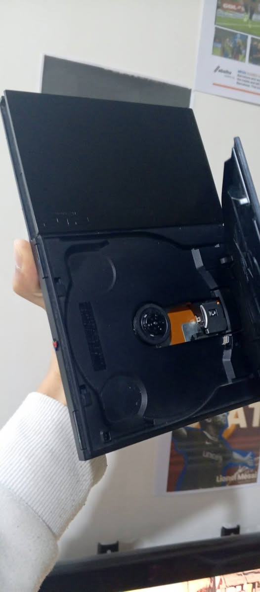 سلام عليكم شونهم شباب الطيبه متوفر بلي 2 فري ريجن يشغل اقراص وفلاش مع كامل ملحقات بي عطل بسيط من يشغل القرص يقره القرص بس يشخط القرص وهاي المشكله من ورا شريط ال عدسه يبدلونه ب5 الاف وذا تريد اقراص ينضاف عل سعر تواصل واتساب. ***********♥🫶🏻
