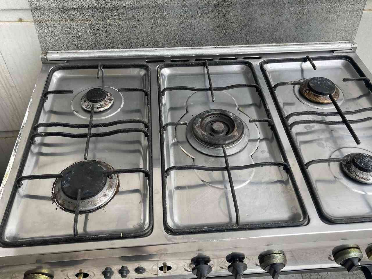 السلام عليكم طباخات للبيع نضيفات وشغالات
الفريش 5 عيون شغاله والفرن شغال 120 

الابيض  شغال والفرن كذالك شغال 60 الفً

الرصاصي شغال فرن و4 عيون 85 

***********
