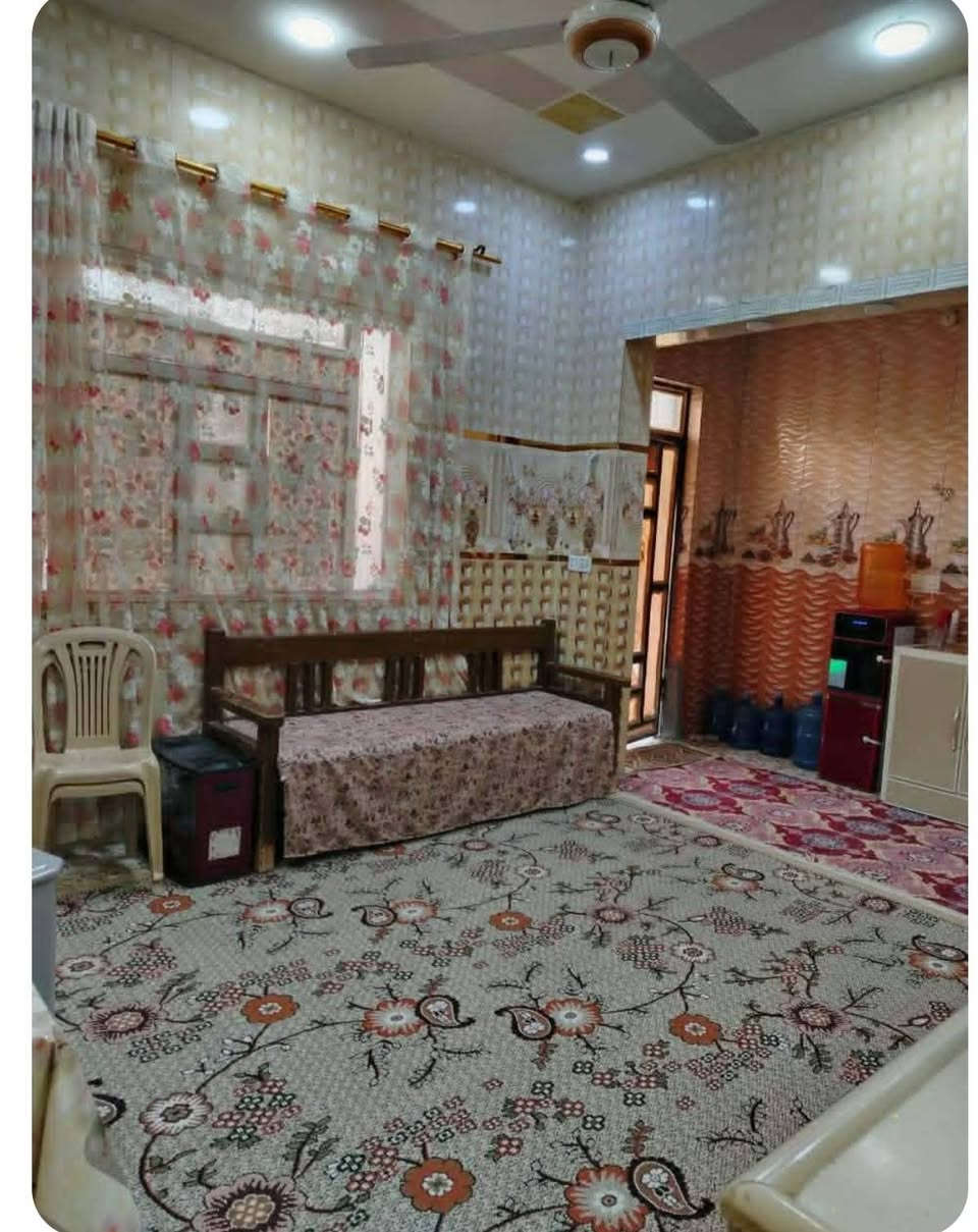 بيت للبيع في الصويره على شارع المطار جاهز للسكن قريب على الشارع العام قريب على عماره فلاح مساحته ٢٨٥ متر يحتوي على غرفتين نوم وصاله واستقبال ومطبخ حار وبارد وصحيات داخل وخارج البيت وبيتونه مفصوله ترهم غرفه ثالثه او مخزن وبي ومحل البيت كلش حلو ومرتب للتواصل على هذا الرقم ***********
