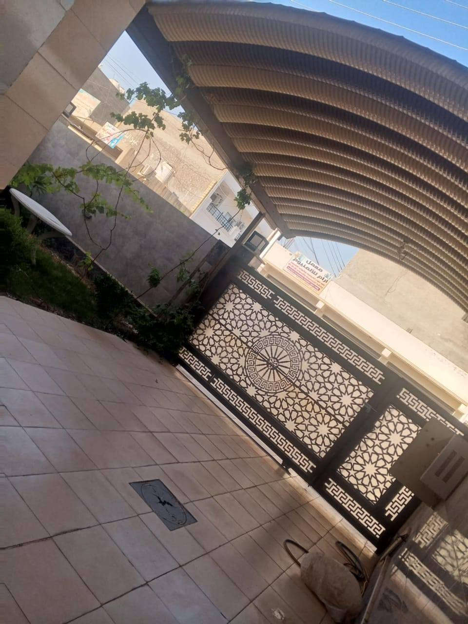 السلام عليكم بيت للبيع مساحه 220 متر دوره حي دجله شارع الصفوه التجاري الاستفسار خاص او واتساب ***********
