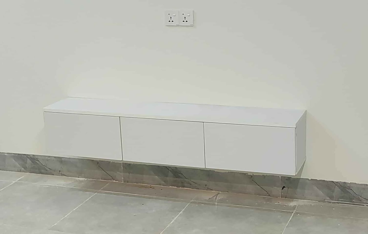 مێزی تیڤی بە ڕەنگی ساجی و سپی بە هەردوو شێوازی هەڵواسین یان قاچی هەبێت دوو مەتری نرخی 75 هەزارە
مەترو نیوی نرخی 60 هەزارە گڵۆپی لیدی پێوەیە و گەیاندن و هەڵواسین تەنها 5 هەزارە بۆ ناو شاری سلێمانی لە بەکرەجۆم
*********** السليمانية, العراق
