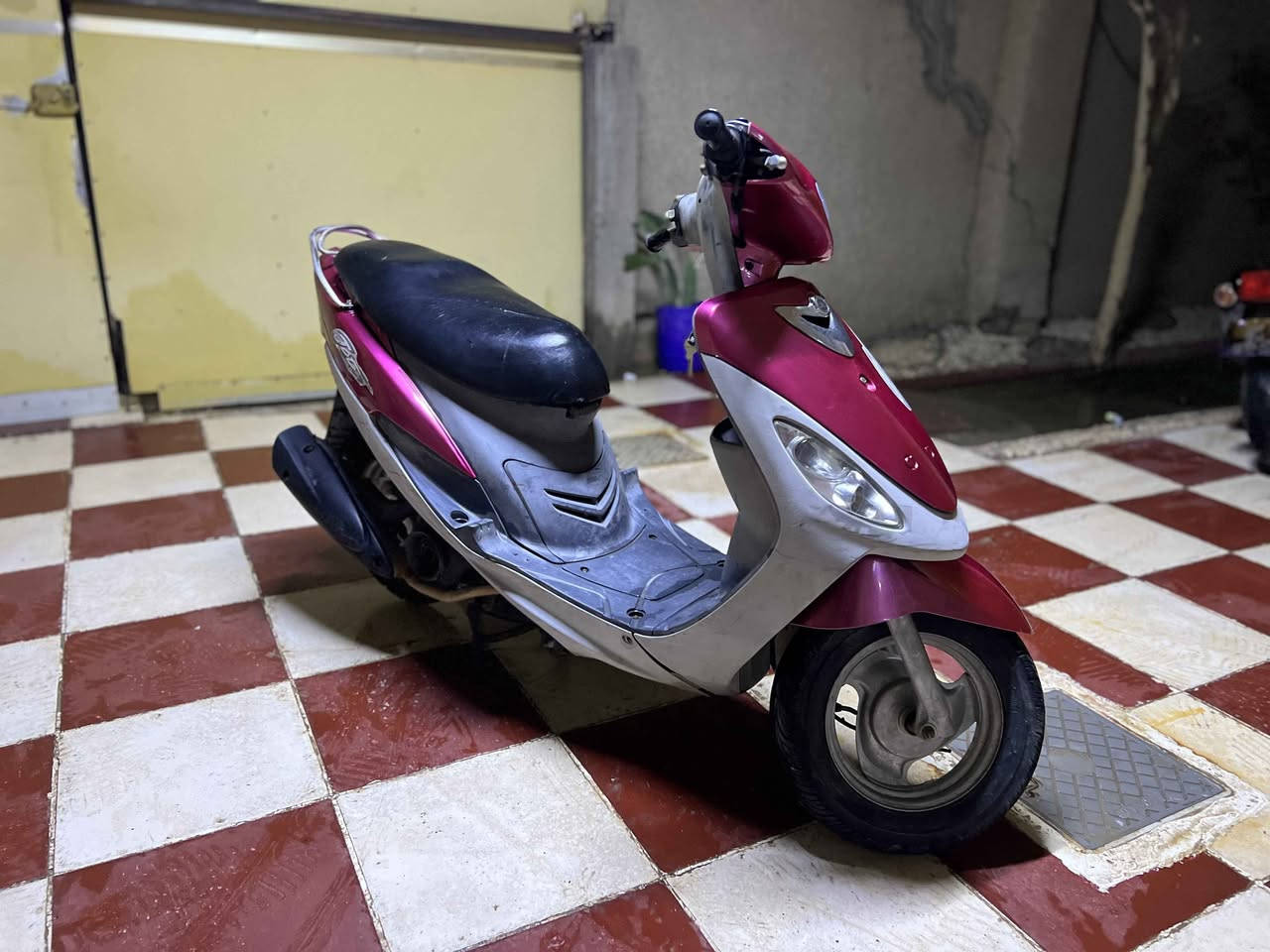 السلام عليكم 
للبيع ماكس منغولي (55) صاروخ 
شلعه ومعدل الدراجه خير من الله كفرات ختم مكينة ناعمه ملاح يخبل  السعر 550 بيها مجال للشراي حلة حي الصحة  للاستفسار خاص او الاتصال *********** Singapore
