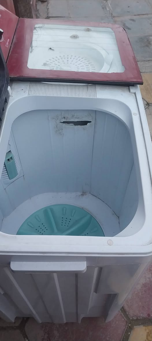 سلام عليكم غسالة للبيع ٣٥ كيلو جديده ستعمال شهرين فقط هاي كد اصبع ضربه بيها بس فوك ما مثرة عليها مكاني بغداد المعامل 
سعره ٩٠ وبيها مجال 
***********
