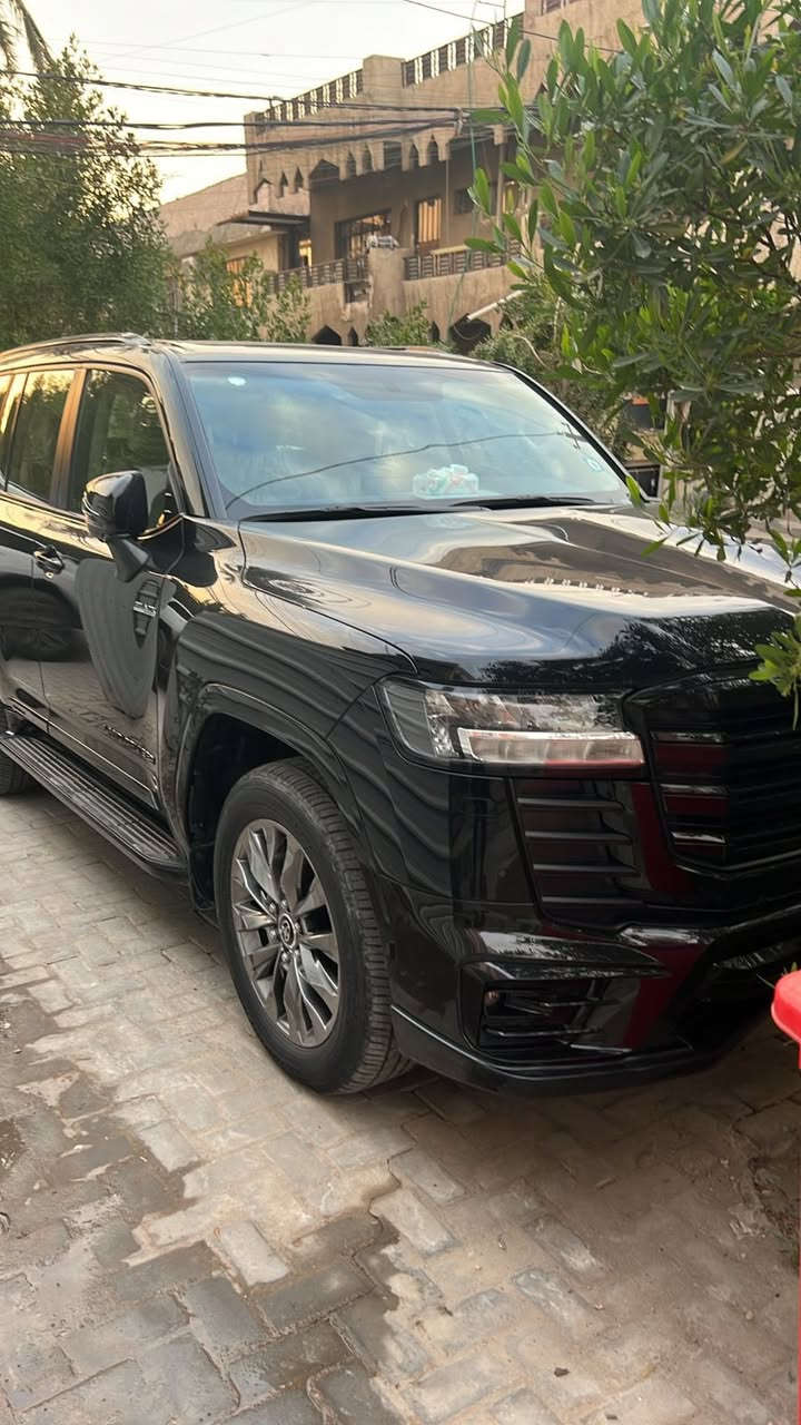 لانكروز موديل 2024 ماشيه 33 لف مكفوله من الضربه والبارد  مكينه وكير مكفوله سياره بيها شغوط ناعمه بالباب كلش خفيفه سياره بلاك ***********
