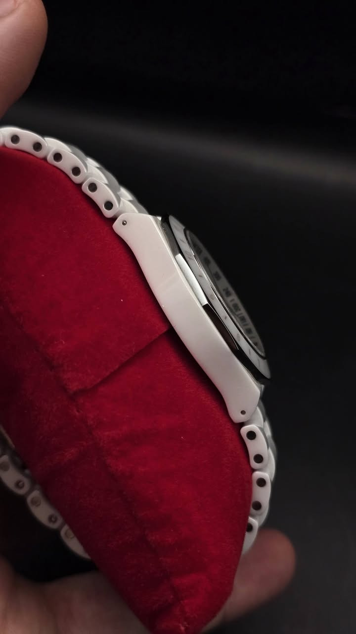 للبيع ساعة Romanson سيراميك أبيض - زجاج ياقوت ضد الخدش
التفاصيل:
​الماركة: Romanson (أصلية).
​المادة: مصنوعة بالكامل من السيراميك الأبيض الراقي (مقاوم للخدش ولا يتغير لونه).
​الزجاج: Sapphire Crystal (ياقوت أصلي ضد الخدش تماماً).
​المميزات:
​نظام كرونوغراف (Chronograph) لقياس الوقت.
​إطار تاتشيميتر (Tachymeter) رياضي.
​عرض التاريخ وأيام الأسبوع.
​ماكينة كوارتر سويسرية دقيقة جداً.

جديده غير مستخدمه 

السعر عالخاص


**إذا كنت صاحب هذا الإعلان وتريد حذفه لأي سبب، رجاءا أرسل رسالة إلى الدعم الفني**