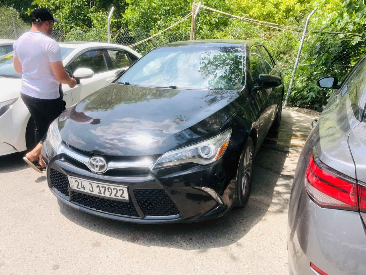 � للبيع: تويوتا كامري SE موديل 2017 (وارد أمريكي)
• 📍 الموقع: دهوك
 • 💰 السعر المطلوب: 16,000 دولار
 • 🎨 اللون: أسود
 • 📏 الممشى: 125 ألف ميل
 • 🛠 الضرر: وارد أمريكي – الضرر موضح بالصور

المواصفات:

 • فئة SE سبورت
 • محرك 2.5 بنزين اقتصادي وقوي
 • قير أوتوماتيك
 • شاشة وسطية + كاميرا خلفية
 • تحكم بالمقود (ستيرن)
 • بلوتوث وAUX وUSB
 • مثبت سرعة
 • سويج (مفتاح عادي) 
 • تكييف ممتاز
 • زجاج كهرباء
 • مرايا كهرباء
 • كشنات قماش و نص جلد) بحالة جيدة

السيارة بحالة جيدة للاستخدام اليومي، محرك وجير ممتازين، تحتاج مشاهدة على الطبيعة.
المعاينة في دهوك
للتواصل خاص أو اتصال

‭0750 344 8562‬
