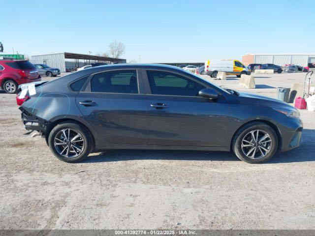 سلام عليكم للبيع كيه فورت موديل 2024 موصفات تحكم جهتين حاكيه مانع نزلاق شاشه كبيره ولمس كامره دواره رادار مامي وخلفي شغال رادار يمنه ويسره حساس طارات ولكب انضمه قياده حجم المحرك 2000 دوش ماشيه 3 لف دخول جديد السياره تنباع علا حادثها واقع حال السياره حره جايه بسمي بدون رقم تترقم جميع المحافظات ***********
