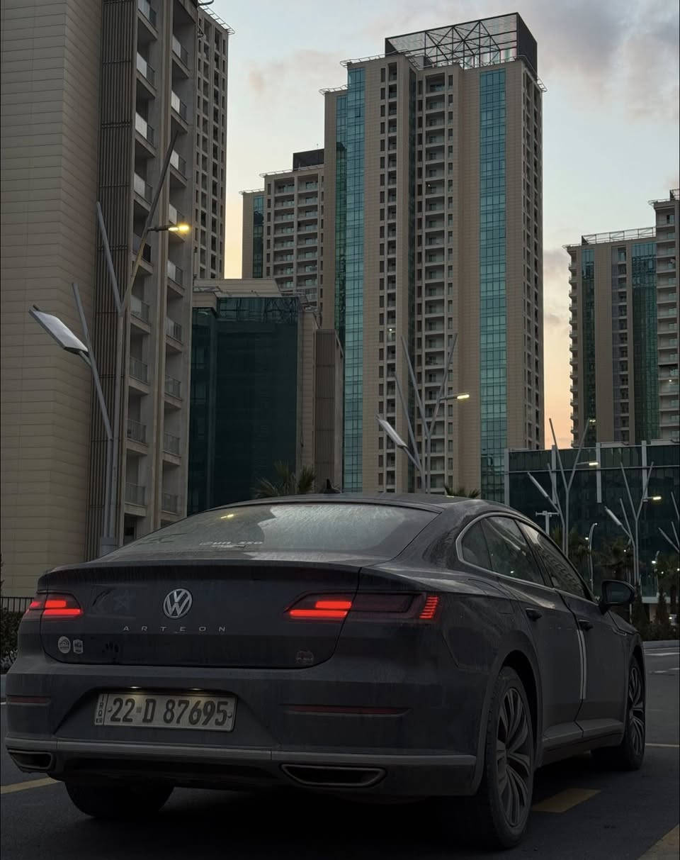 فولكس فاجن آرتيون 🚀
للبيع 🔥
وحش الطرق الخارجية، السرعة توصل (300 كم)

فول فول مواصفات ما عدا بانوراما 👇
 • تشغيل بصمة
 • بصمة بالأبواب (لمس)
 • رادارات 360 درجة
 • تحديد مسار
 • كشنات جلد
 • كشنات تدفئة
 • كشنات كهربائية (جهة السايق والراكب)
 • تبريد ثلج قطعتين
 • شاشة جبيرة
 • CarPlay / Android Auto
 • أنظمة قيادة متعددة (Eco / Comfort / Normal / Sport)
 • Auto Start
 • شبابيج بدون إطار (شكل سبورت)

واللي يعرف الآرتيون يعرف شنو هي — أعلى فئة من فولكس فاجن 😎

اللون: نفطي طوخ (يطلع أسود بالصورة بس بالواقع نفطي)
ماشيه: 80 الف Km
المحرك والكير: مكفولين بشرط، اقتصادي
كير 8 نمر (المرغوب)، مو 7
محرك 2.0 Turbo نفس محرك Golf GTI و Jetta GLI

الرقم: أربيل، جديد، باسمي وتحويل شرط

الحادث: صبغ جاملغ السايق والبونيت فقط بسبب خدش، تعديل بسيط جداً (بارد) ما يبين
راديترات أصلية
ماء ودهن أصلي (Motul)
بانزين محسّن
السيارة بدون أي نواقص
دسكات جديدة ✅
تايرات جديدة ✅
بطاقة بانزين ✅

📍 مكان السيارة: كركوك
📞 للاستفسار: ***********
