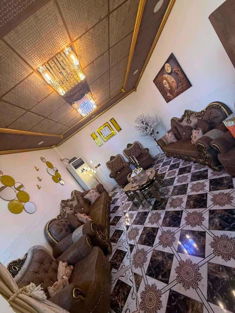دار للبيع طابو ملك صرف مساحة ١٠٠ متر مربع ١٠* ١٠ طابقين  يحتوي ط١ على غرفة نوم مع استقبال ومطبخ ط٢ /٣ غرف نوم مع صحيات العنوان كركوك حي الأسرى الأولى خلف جامع العدل السعر ب١٣٣ مليون مع مجال للاستفسار مراجعة مكتب الجنة للعقار الكائن في حي الأسرى مقابل أسواق جبار على شارع ***********
