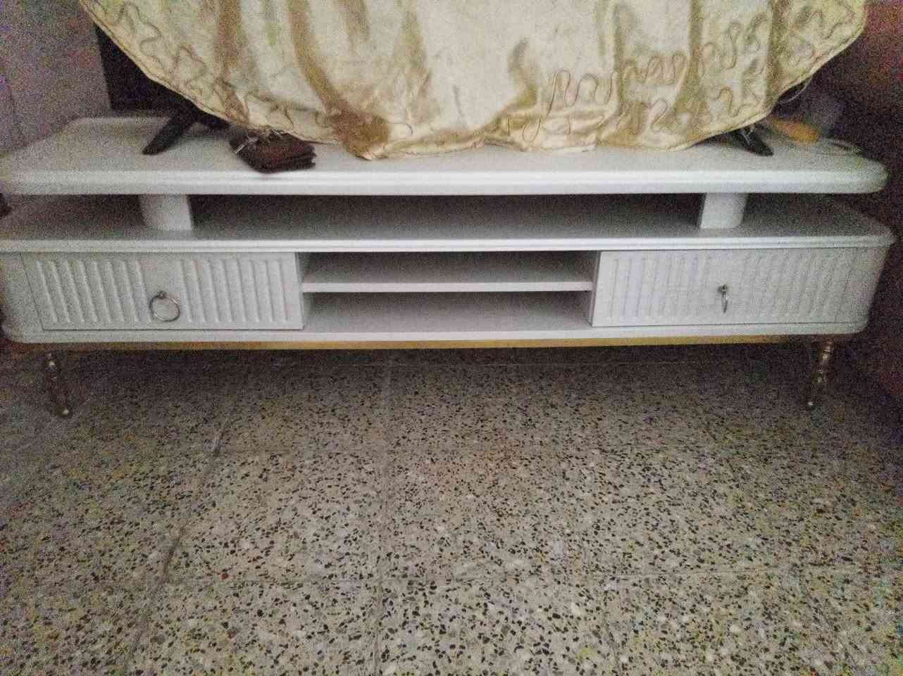 تخم+ ميز للبيع اي ستفسار هذا رقمي ***********

