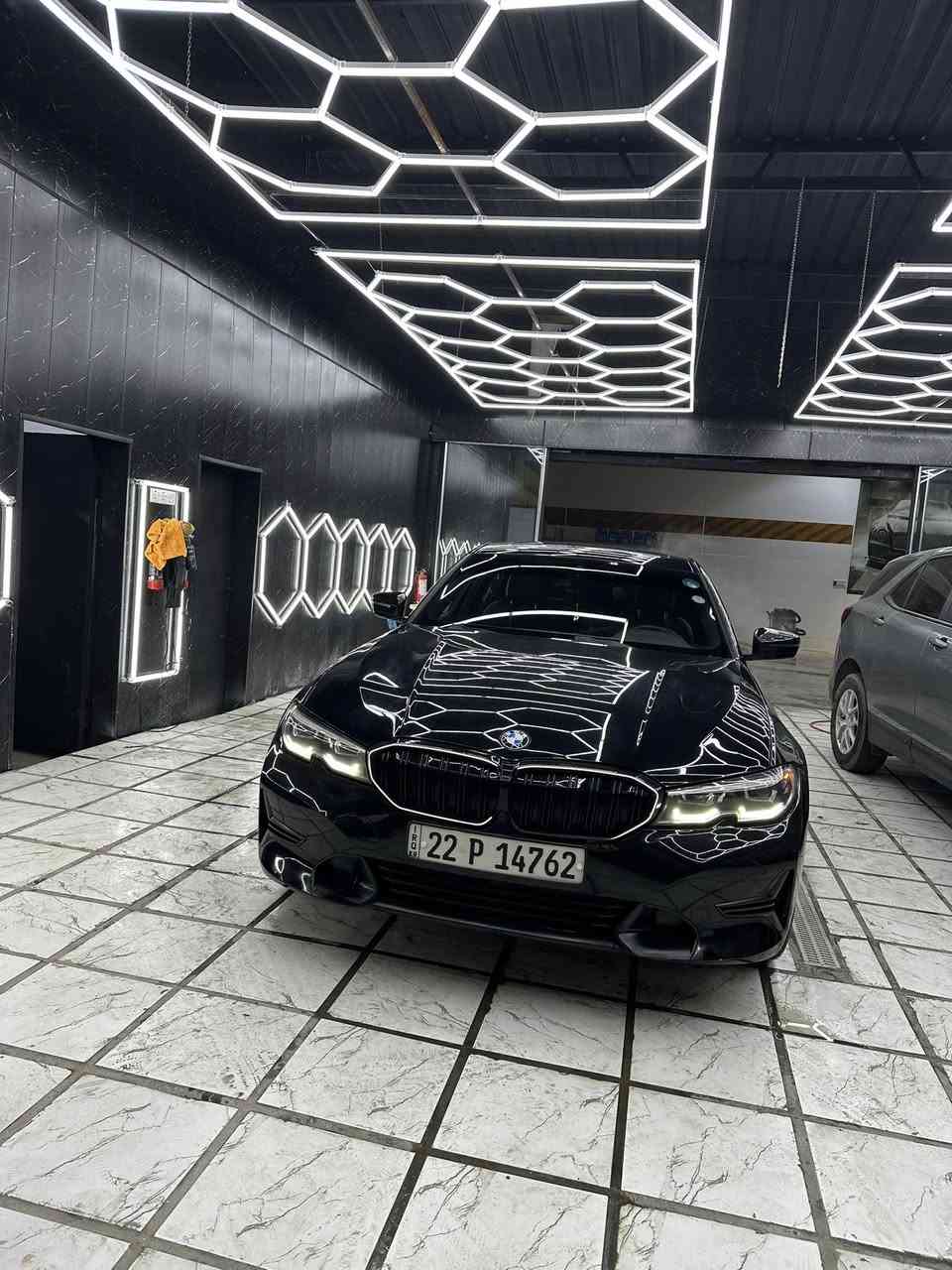 BMW 330i 2020
سيارة فول مواصفات 
تدفئة كشنات 
بانوراما 
اوتو هولد 
اوتو ستارت من توكف بل ازدحام تطفه
كشنات جلد اسود 
مري شفط 
كشنات كلها كهرباء 
تبريد قطعتين 
شاشة دجتال
الشاشة العداد و شاشة الوسطية مبرمجة m3
تحديد مسار 
قيادة ذاتية 
وضعيات قيادة eco+ comfort+sport+sport plus 
السياره بيها بوبكورن من الشركة كلش قليل ال بي ام ال ٤ سلندر يجي بي بوبكورن 
تحكم ماوس بلشاشة 
السيارة بيها رادارات وحساسات 360 
كامرة خلفية 
نظام apple carplay + android 
السيارة كلش نظيفة و على وضع الشركة 
حتى بامريكا و هنا صيانة كلها يم وكالات معروفة و ب امريكا صيانتها كلها جانت ب وكالة بي ام نفسها 
السيارة ماشية 93 الف ميل تقريباً
السعر خاص او على الرقم 
***********
